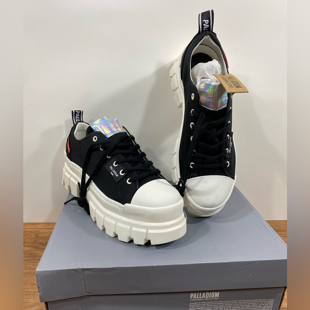 NWT Palladium Women's Black canvas Marshmallow White lug sole Sneakers 10/42